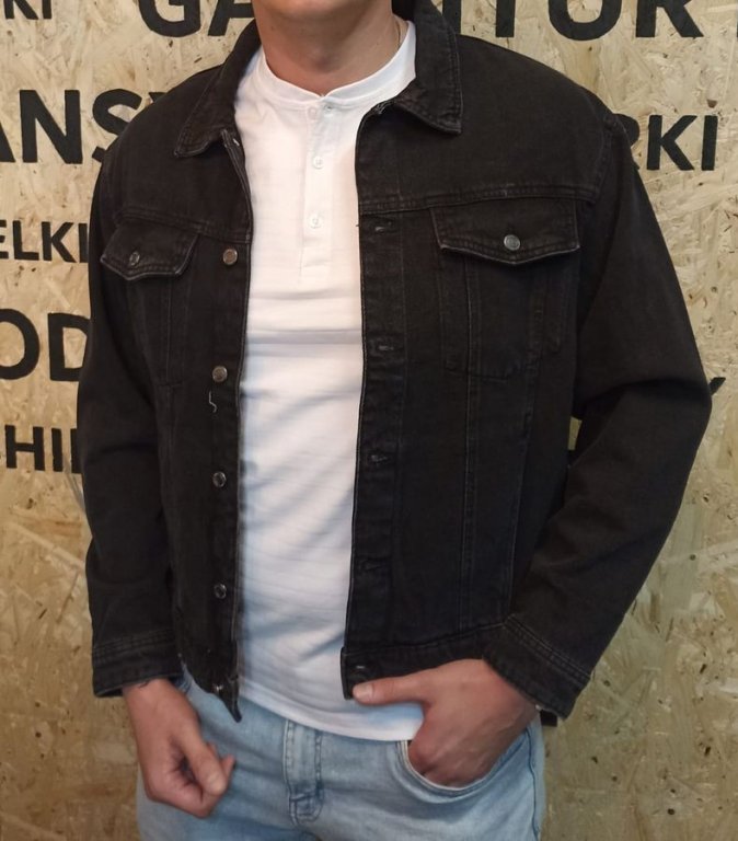 Czarna kurtka jeansowa