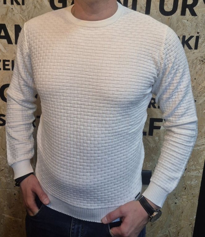 Biały sweter ze strukturą 