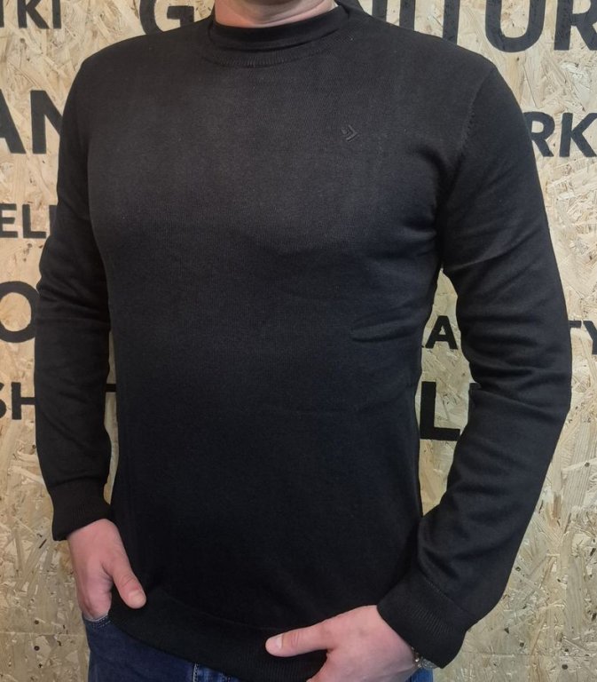 Czarny sweter gładki